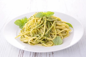 Outdoor Pesto mit Nudeln Rezept