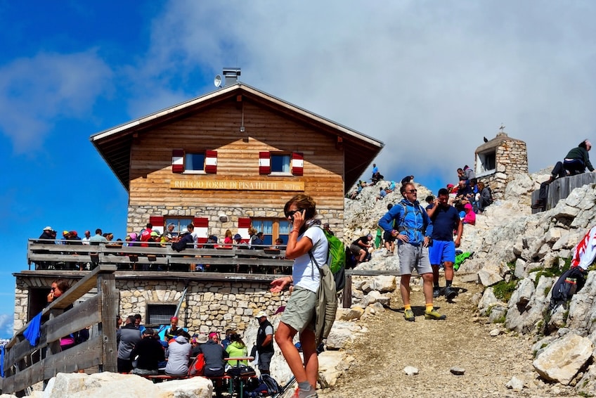 Fertig gepackter Rucksack mit Trekkingnahrung vor der Tour